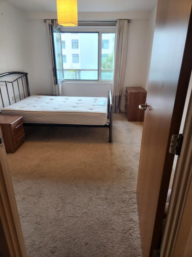 Double room available with separate  bathroom. Main Photo