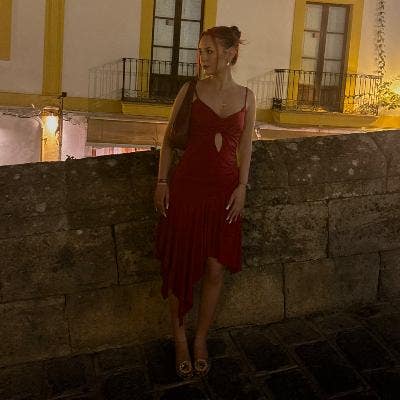 Professional Female seeks a single or double room Main Photo