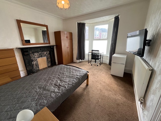 Town Centre Rooms  Next to Train Station  Main Photo