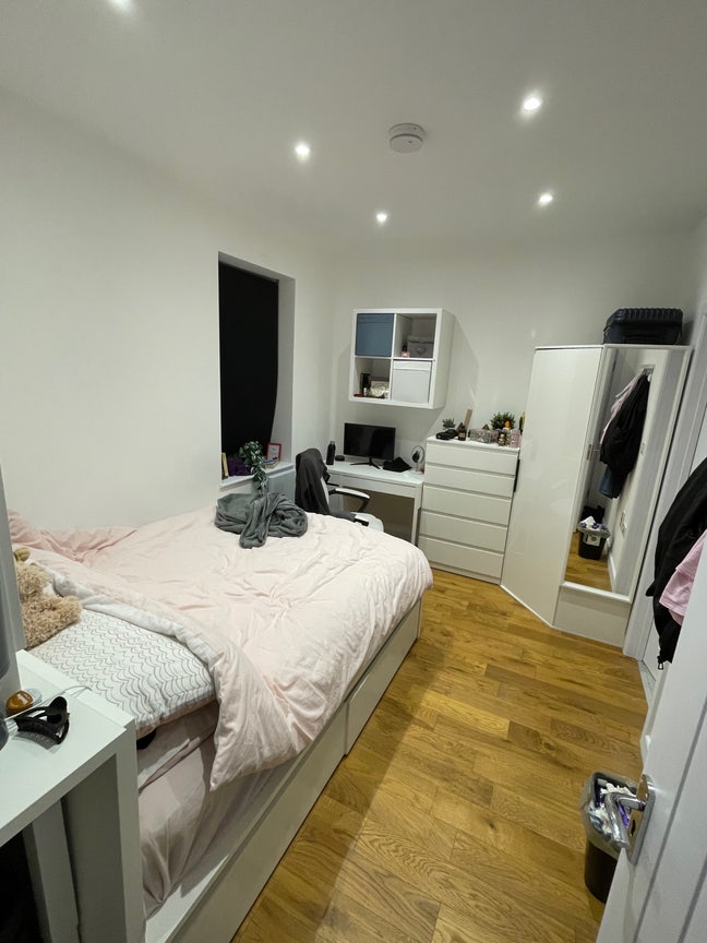 Double Bedroom En-suite  Main Photo