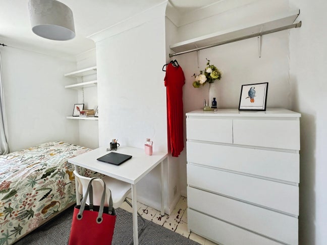 Lovely Double Fully Furnished Room in House Share Main Photo