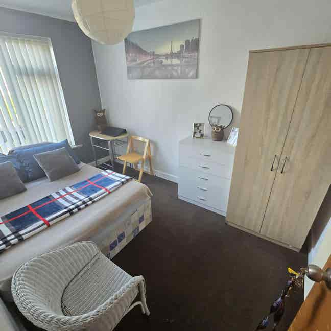 All bills included. 430p.m. deposit 200£  Main Photo