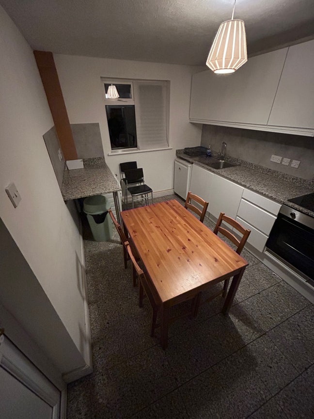 5 Spacious Rooms in Shared House - Prime Location Main Photo