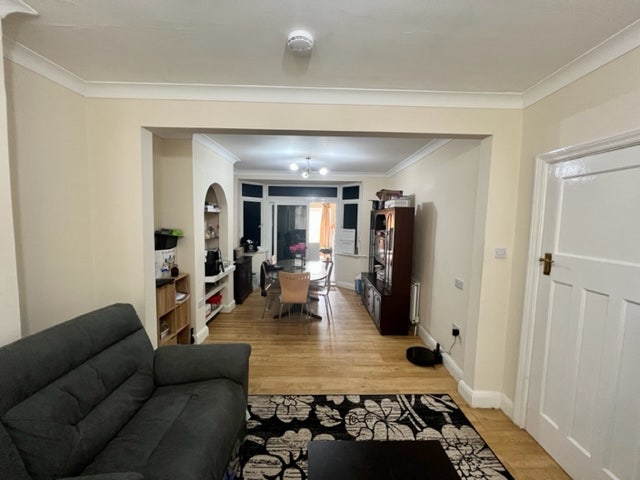 Large 4 Bed 2 Bathroom Along Ruislip Road East W13 Main Photo