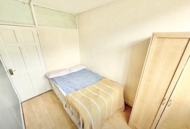 3 Lovely Rooms | Females Pref | 5min to DLR!  Main Photo