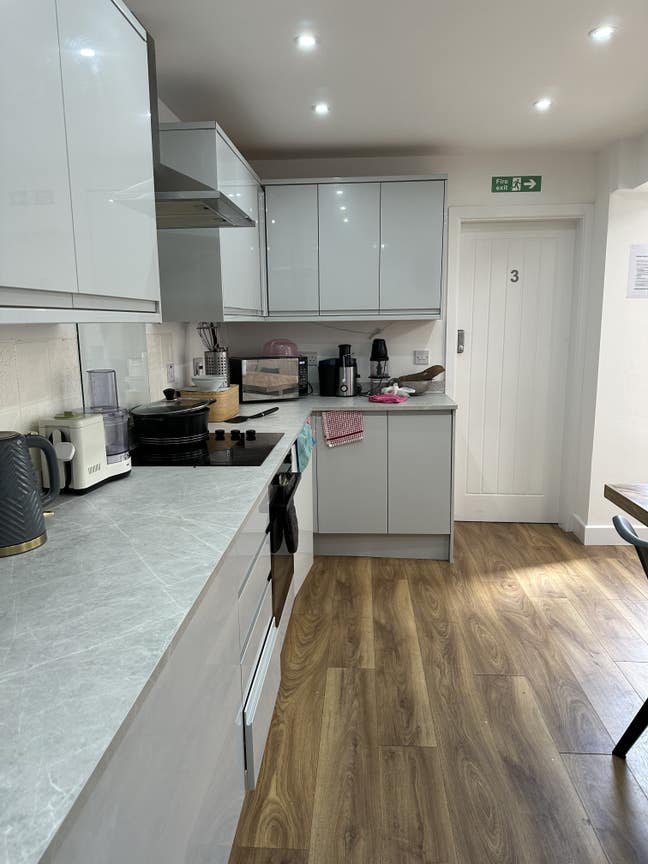 221 - Brand New Ensuite Rooms - Great Location! Main Photo