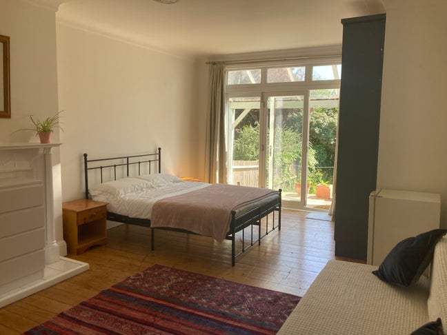 Very large room near beach in Hove Main Photo