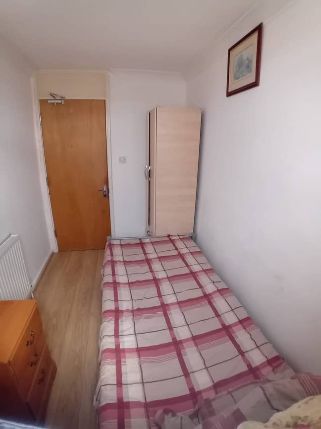 Modern, spacious bedroom in Kingswood area Main Photo