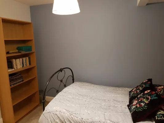 2 single rooms  with bathrooms in great location Main Photo