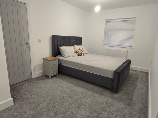 Large Double Bedroom Near MMUH /Smethwick Main Photo