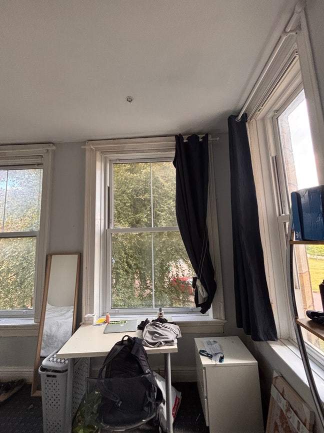 Spacious double room , recently refurbished flat Main Photo
