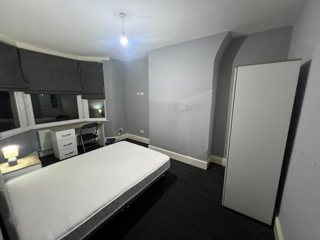 Large Spacious Rooms, Hampstead Road, L6 Main Photo