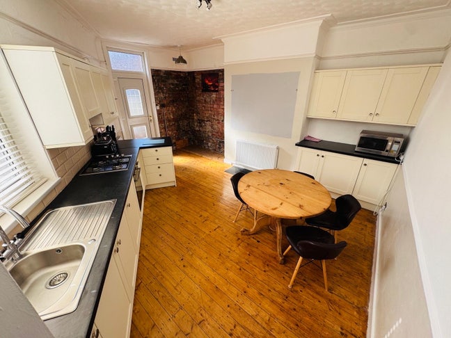 Bright & Modern 4-Bedroom House Share in Armley Main Photo