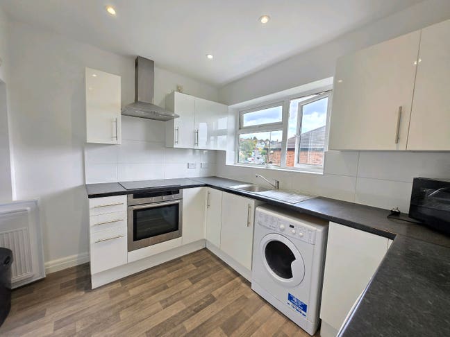 Two bedroom flat in Kingsbury close to transp Main Photo