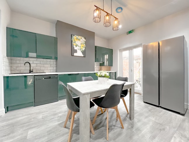 6 Rooms Available in Kingswood Main Photo