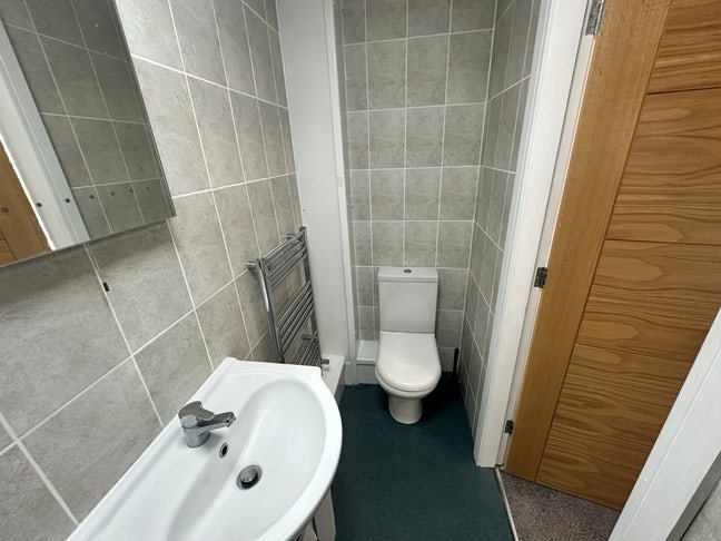 En-suite Bedroom Available  Main Photo