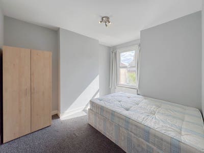 A beautiful 5 bedroom terraced house in E7 Main Photo
