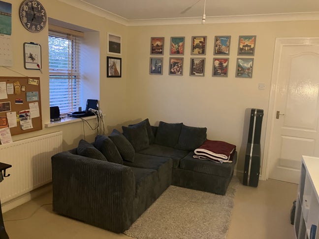 1-bdrm flat (furnished; 3 mos) - £1,200 inc bills Main Photo