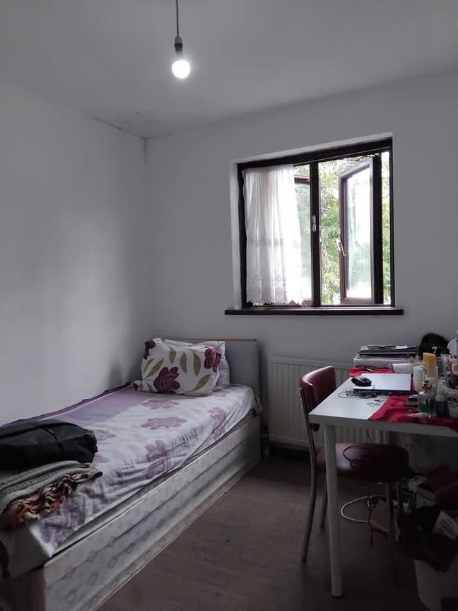 Spacious single room with separate bathroom in E7 Main Photo