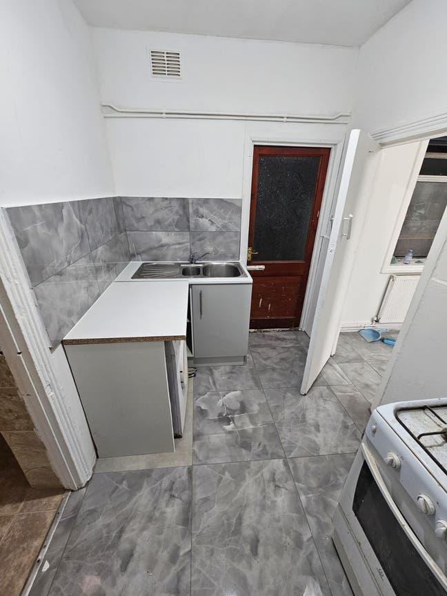 Studio flat Newly renovated in E12 Main Photo
