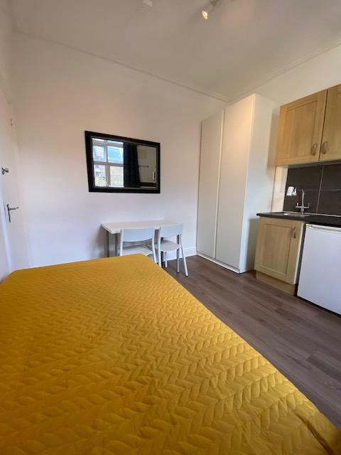Single room to let SW10 Main Photo
