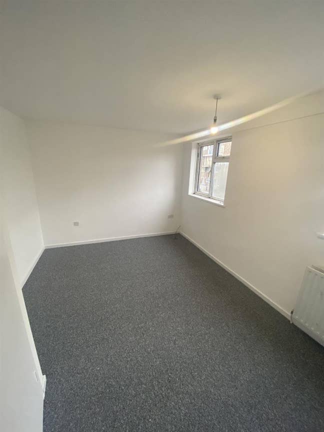 Spacious room to let in Edmonton, North London Main Photo