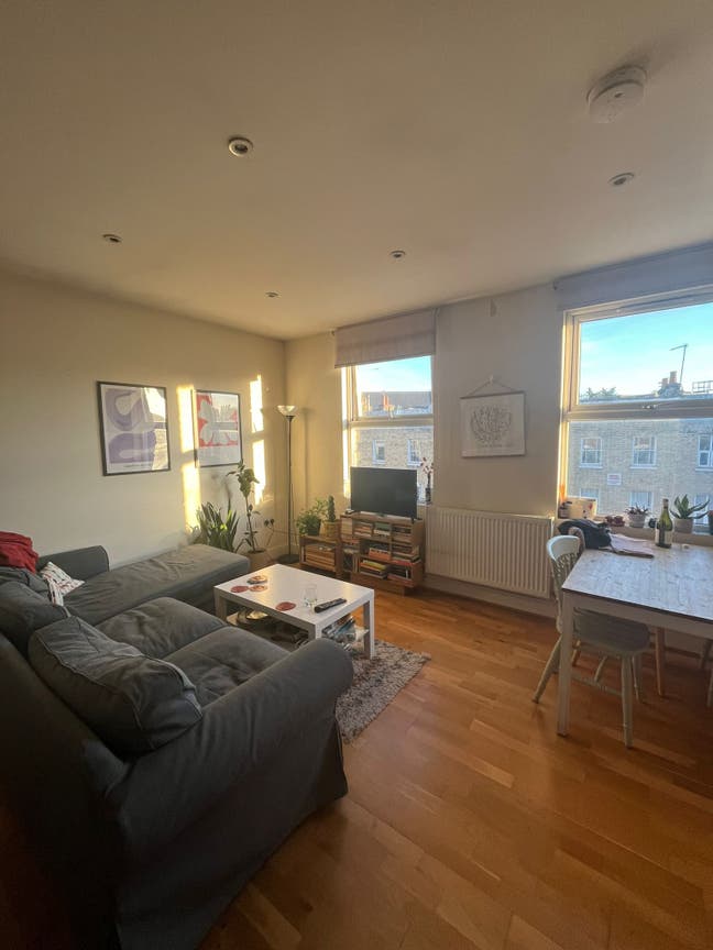 2 rooms available in sunny Camberwell flat Main Photo