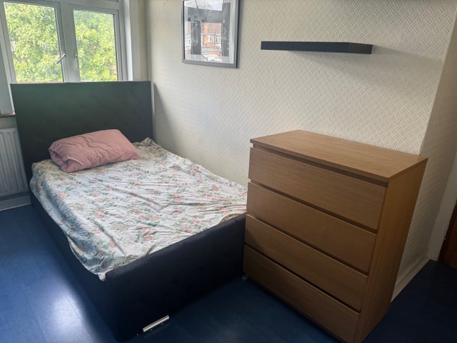 Large Double room available now!!! Main Photo