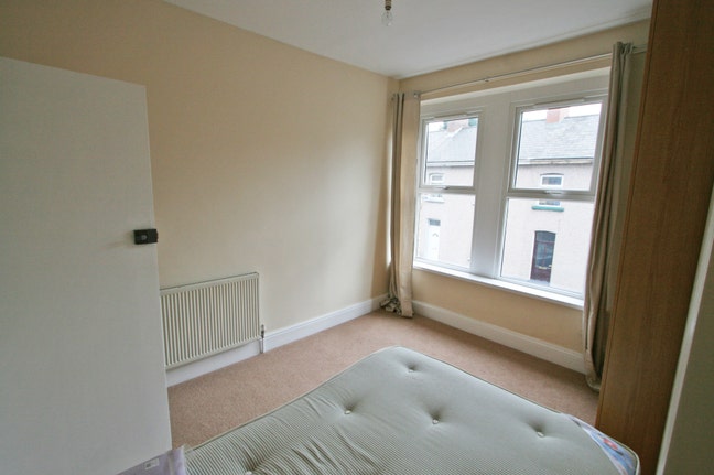 Rooms in 4 Bed Young Professional House BILLS INC Main Photo