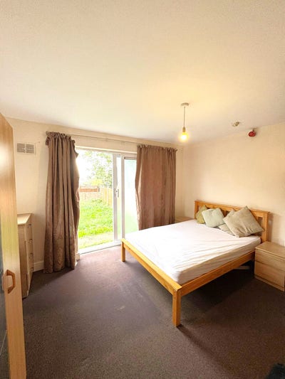 Spacious 1-Bedroom Flat with Private Garden Main Photo