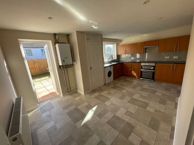 Spacious 3-Bedroom House in Epsom Main Photo
