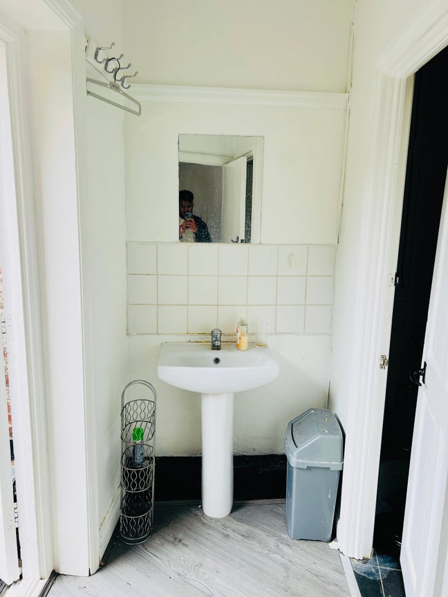 A two bedroom apartment with one bathroom Main Photo