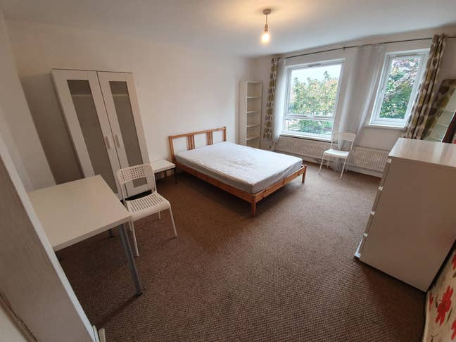 Very large double room in shared house Main Photo