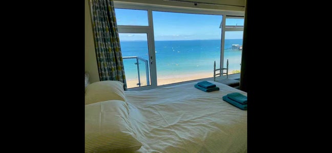 2BR Flat overlooking beach! Main Photo