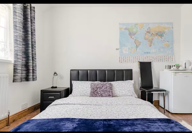 Cozy double bedroom in a serene neighbourhood  Main Photo