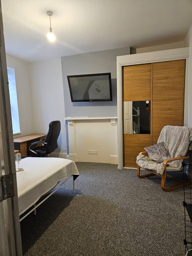 No Ensuite Available Now!!! Main Photo