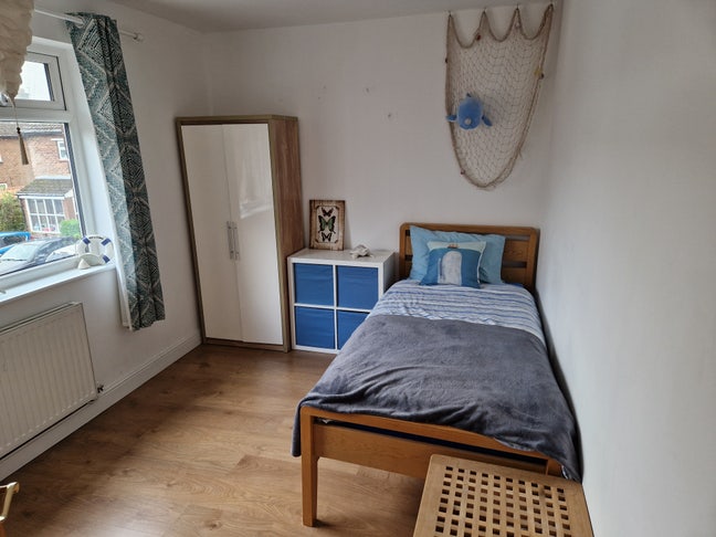 Single room to rent, with two women and three dogs Main Photo