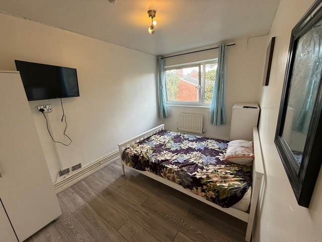 Two Double Rooms – Roehampton Main Photo