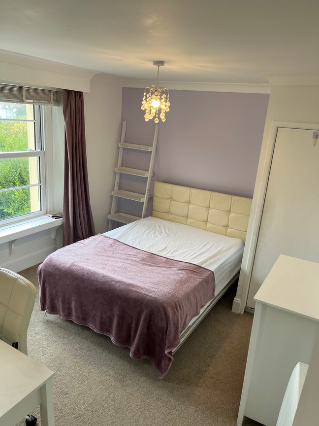 Double bedroom in Wellswood Main Photo