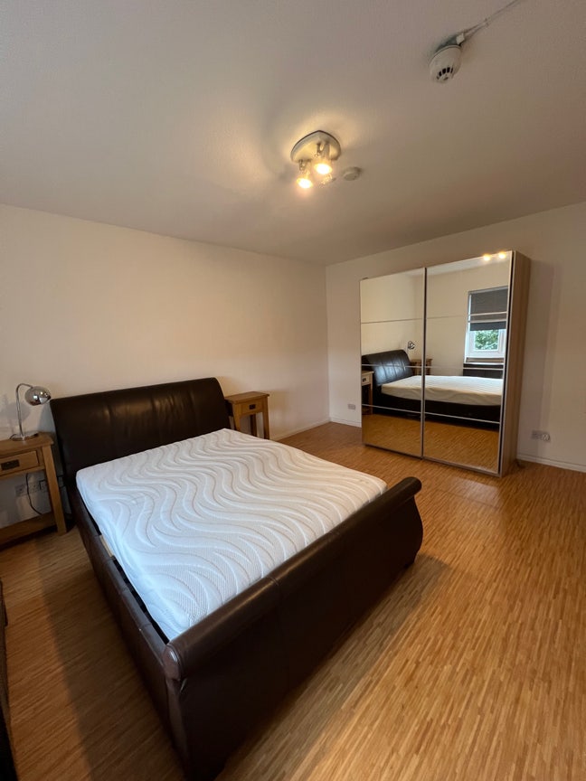 Large Double room Quiet location Main Photo