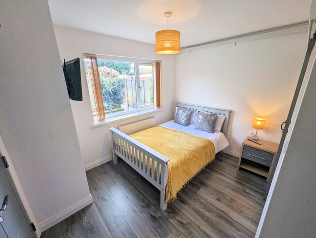** Modern Luxury En Suites -All Bills Included! Main Photo