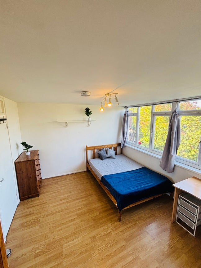 Three Rooms in Battersea Available Now!! Main Photo