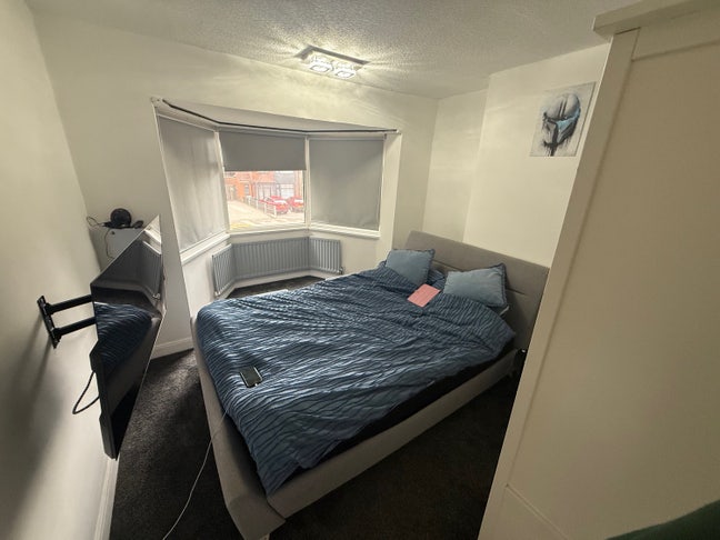 Double room available in lovely property  Main Photo