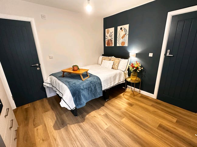  Newly Refurbished Professional HMO( Hamlet Court) Main Photo