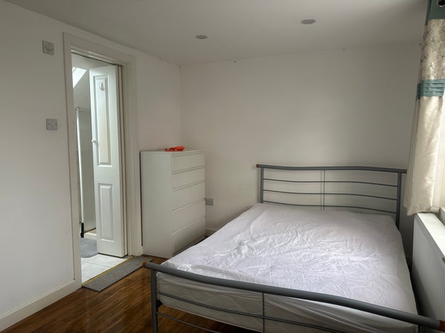 En-suite Double room in Staines  Main Photo