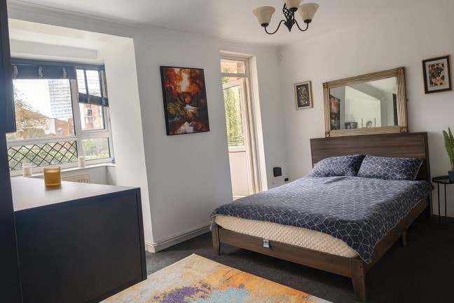 Very large Room with Balcony –All Bills Included Main Photo