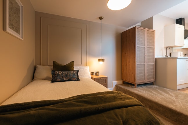 🤩 NEW Double En-suite Room next to Rolls-Royce Main Photo