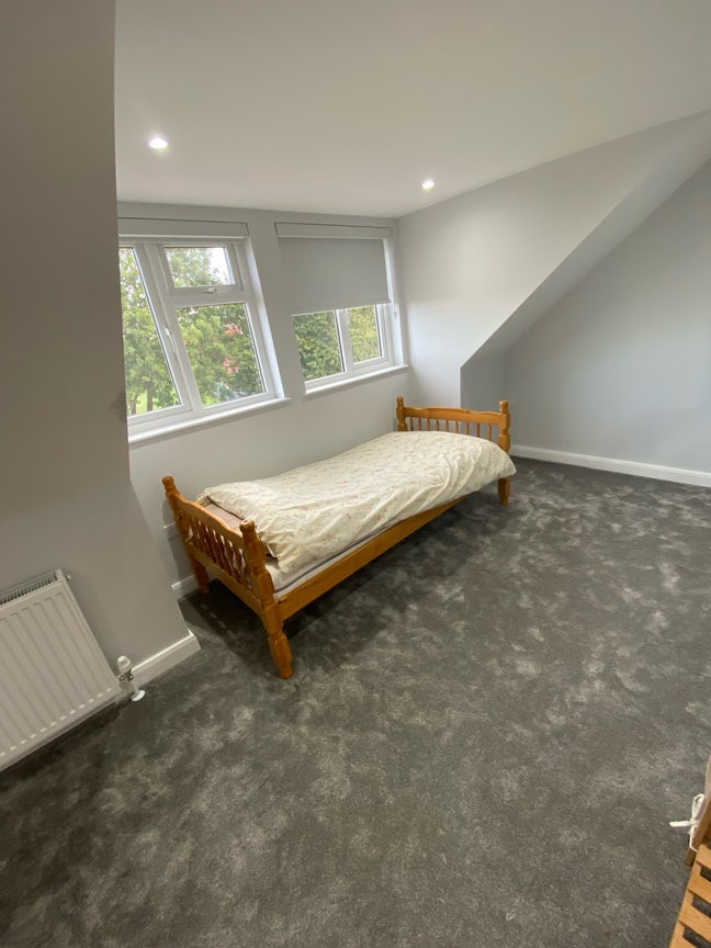 Large room, private bathroom, 3 mins walk to tube Main Photo
