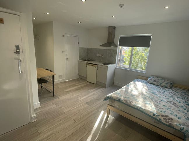 Spacious Studio City Centre All Bills Included!! Main Photo
