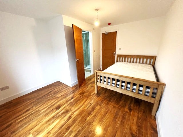 Modern En-Suite Room with Balcony – Newly Refurb Main Photo